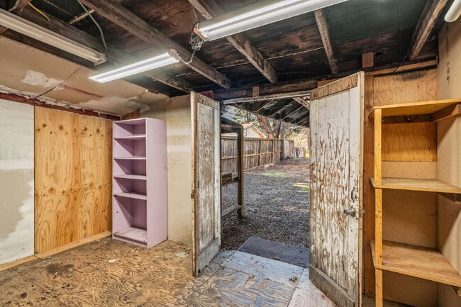 Building Photo - Charming Rustic 3-Bedroom + bonus rooms in Ashland, OR