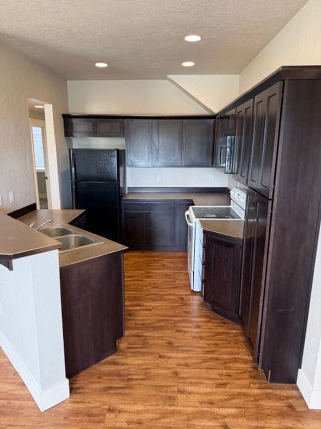 Building Photo - 5 bed/ 4 Bath Townhome in Cheney