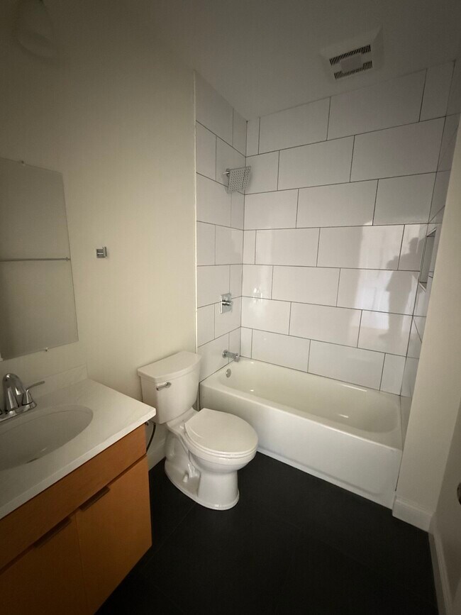 Building Photo - 2 Blossom St