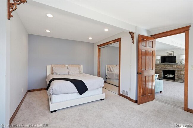 Building Photo - 2739 Lakeridge Ave