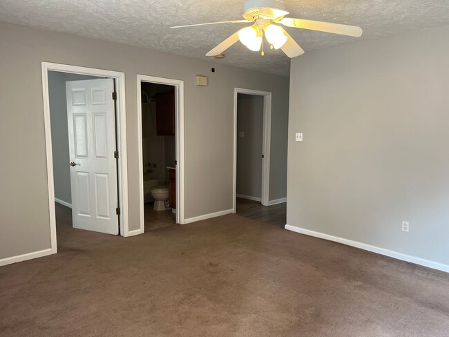 Building Photo - 2bd/2ba with an oversized single car garage