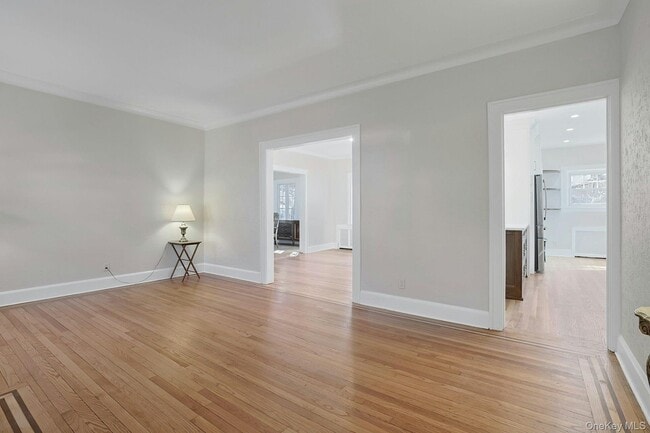 Building Photo - 10 Robins Rd