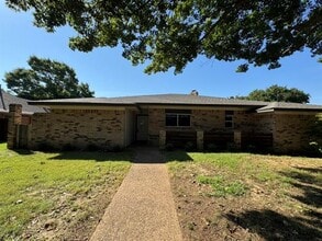 Building Photo - 1922 Kensington Dr