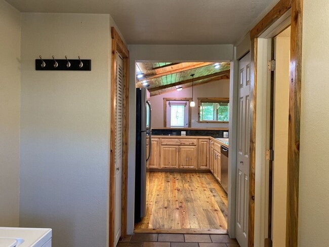 Building Photo - Updated Old Town 3 Bed 2 Bath Home w/ fenced yard and 1 car garage