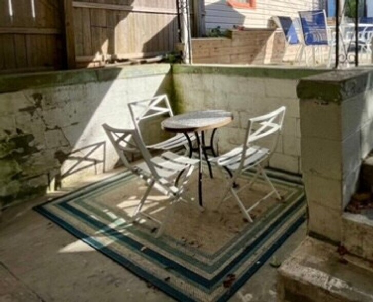 Building Photo - 153 Labelle St