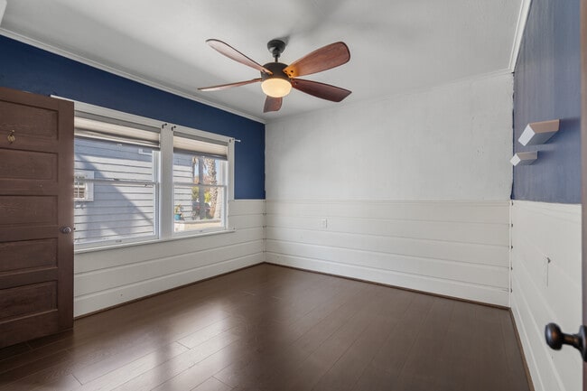 Building Photo - 2624 E 8th St