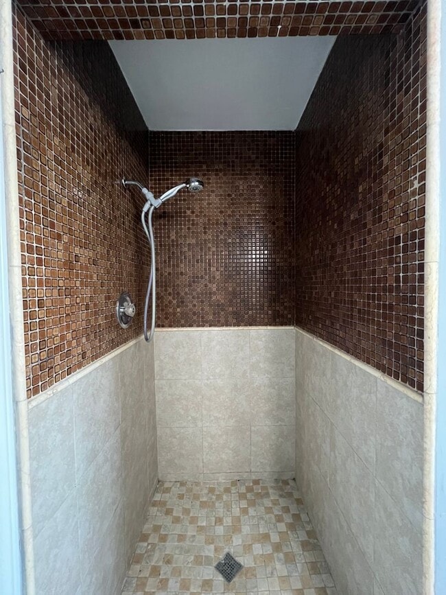 Building Photo - Beautiful 3B/2BA home with Washer/Dryer & ...