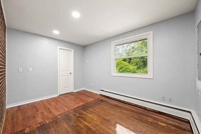 Building Photo - 25 E Pennsbury Way