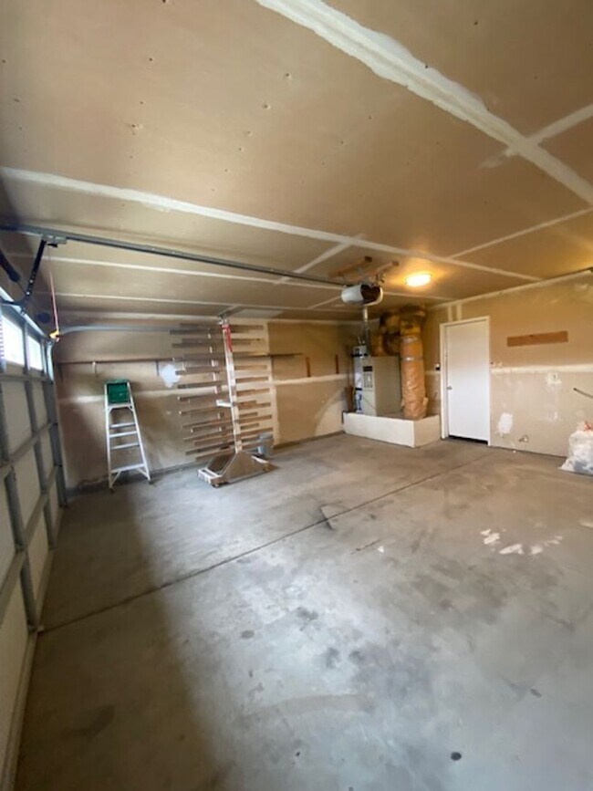 Building Photo - 3BR/ 2BA Updated Home!