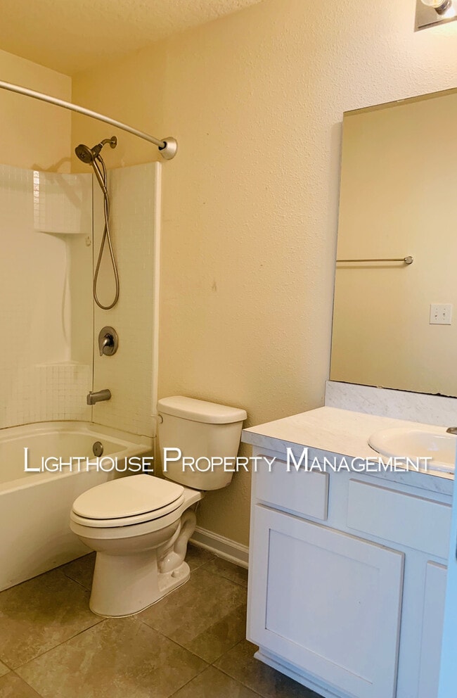 Building Photo - Modern Townhome in Baymeadows! Built in 2021!