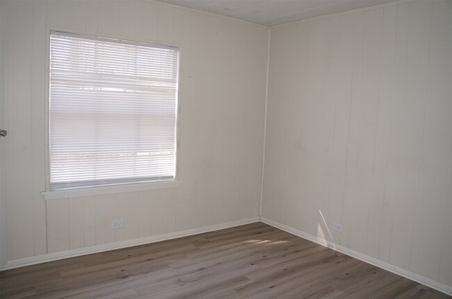 Building Photo - 650 Thousand Oaks