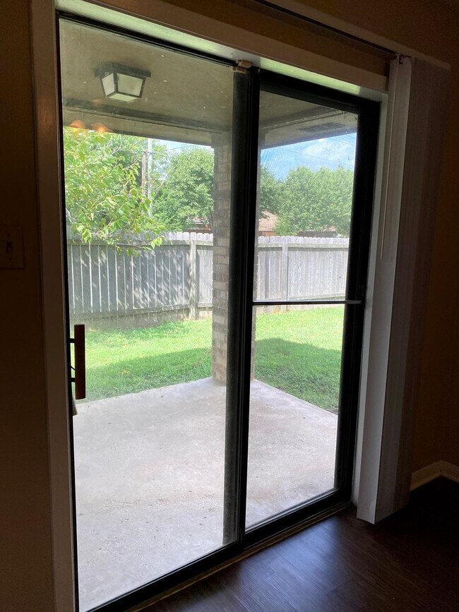 Building Photo - Cozy 2/2 Duplex Available for Prelease!