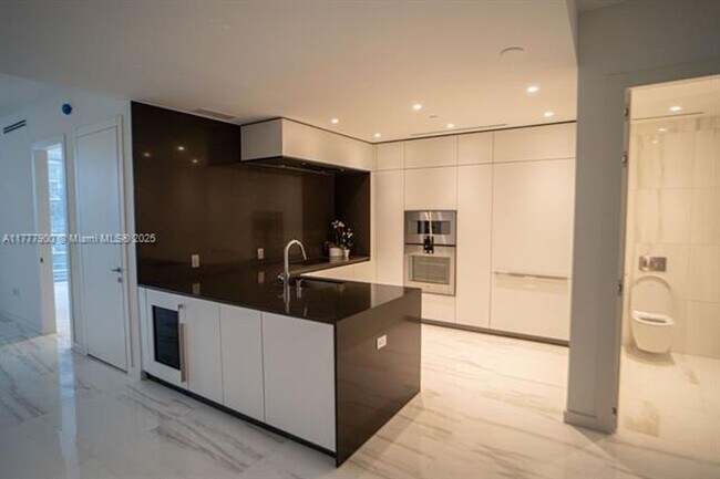 Building Photo - 300 Biscayne Blvd Way