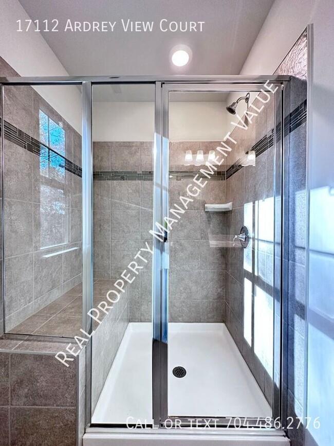 Building Photo - Immaculate townhouse in the heart of Balla...