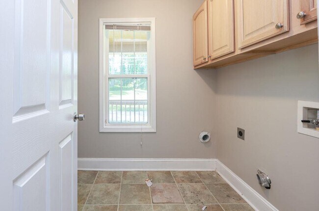Building Photo - 3873 King Edward Trail SW