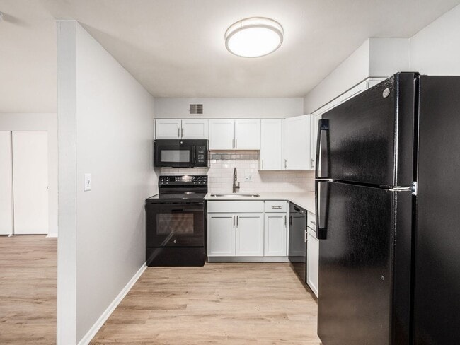Building Photo - 593 Riverview Dr