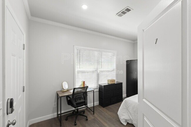 Building Photo - 1521 Preston St S