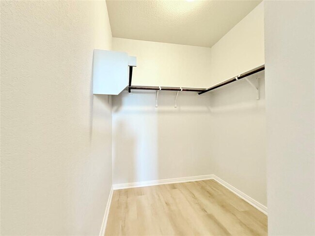 Building Photo - 306 Naset Dr
