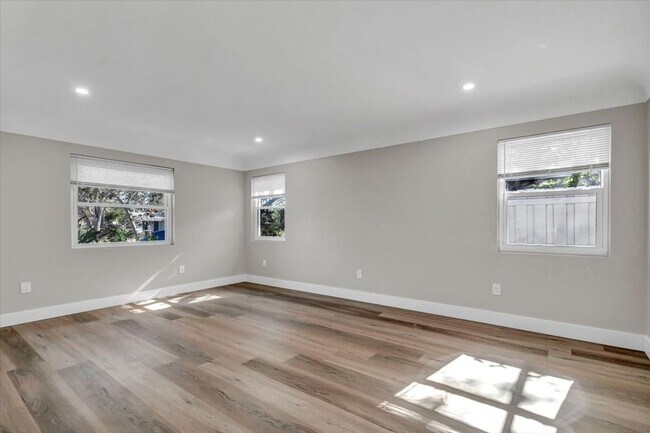 Building Photo - 525 Lamara Way NE