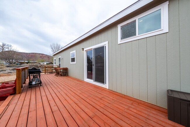 Building Photo - 523 W Vance Dr