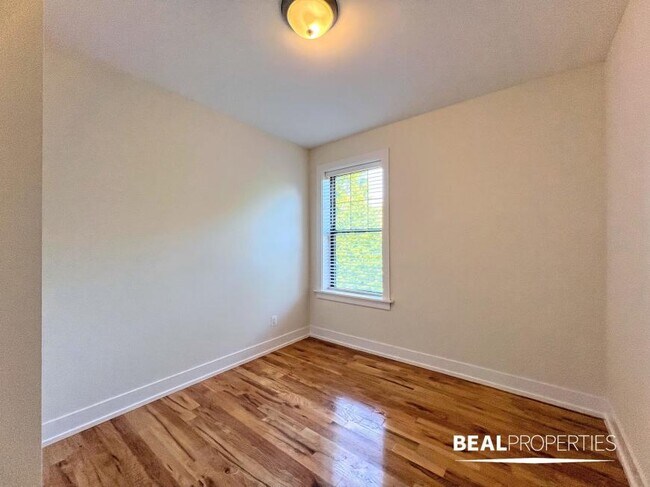 Building Photo - 2 bedroom in CHICAGO IL 60613