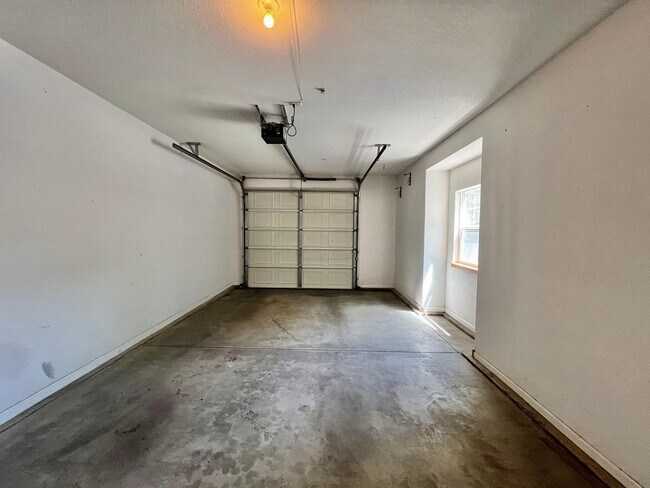 Building Photo - 5220 Boardwalk Dr