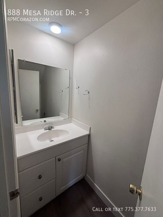 Building Photo - 888 Mesa Ridge Dr