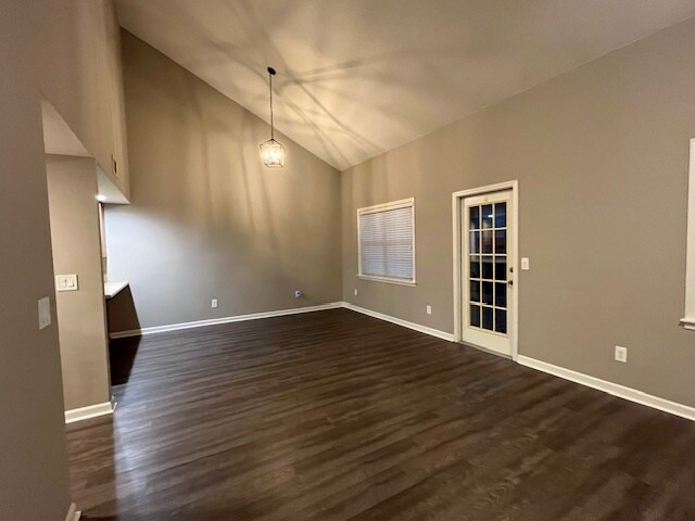 Dining area adjacent to kitchen and family room - 333 Mount Vernon Dr