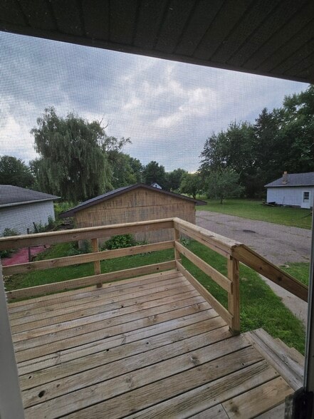 Building Photo - 1542 W River Dr
