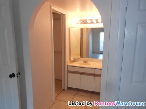 Building Photo - 1840 E Morten Ave