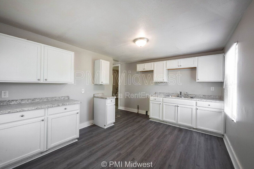 Building Photo - 445 W 29th St