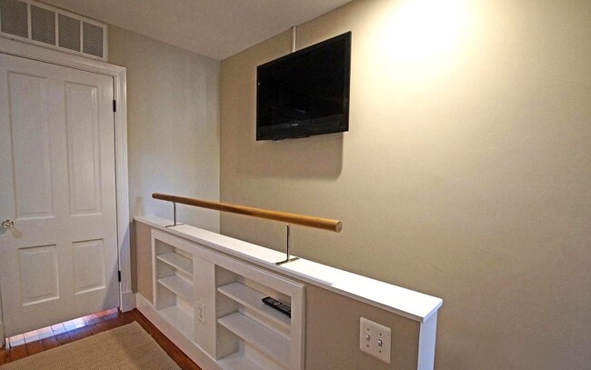 Building Photo - 307 9th St SE