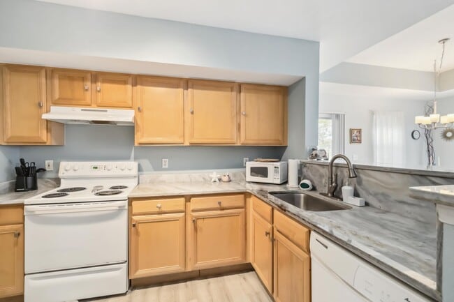 Building Photo - Beautiful turnkey ready 2/2 unit available now for short-term rental