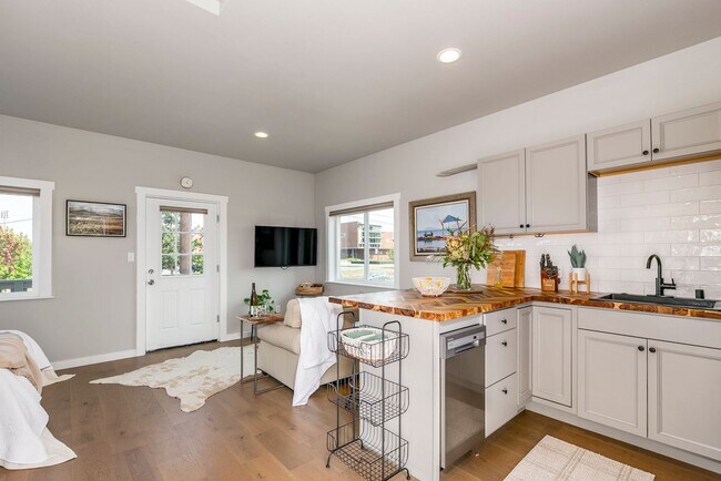 Building Photo - 431 Ave F