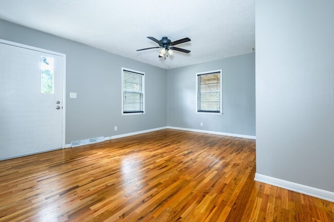 Building Photo - Charming 2BD/1BA House!!!!