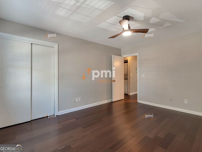 Building Photo - 3083 Colonial Way