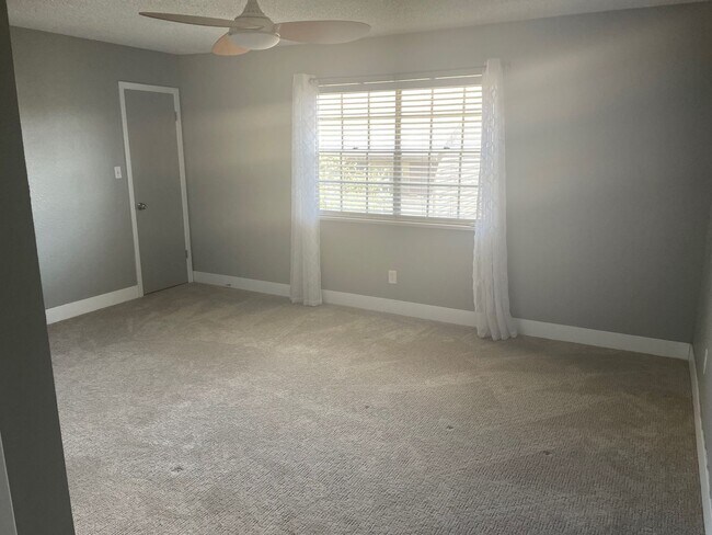 Building Photo - South Denver, 2 bed 2.5 bath Townhome, 2 Car Parking, Close to Light Rail