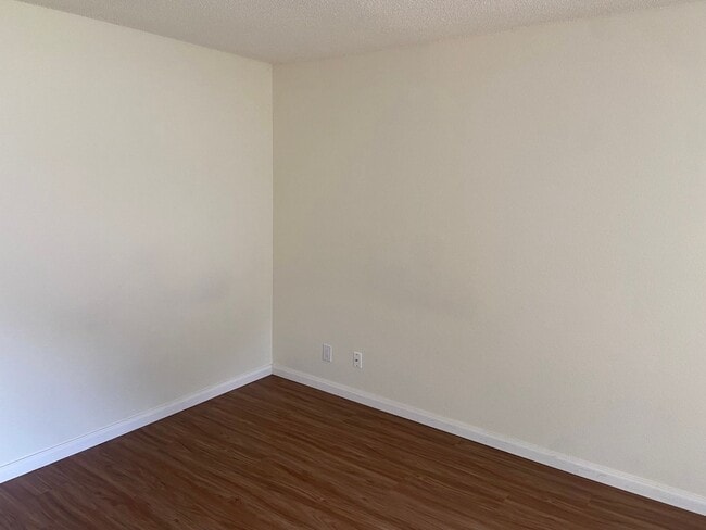 Building Photo - Townhouse Condo 2 BD / 1.5 BA