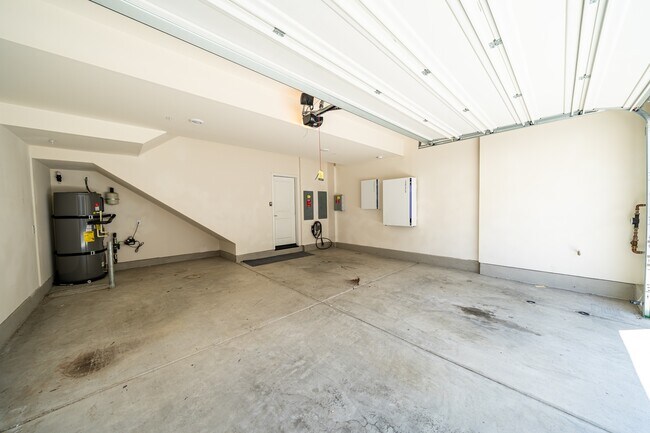 Building Photo - 828 Mateo St