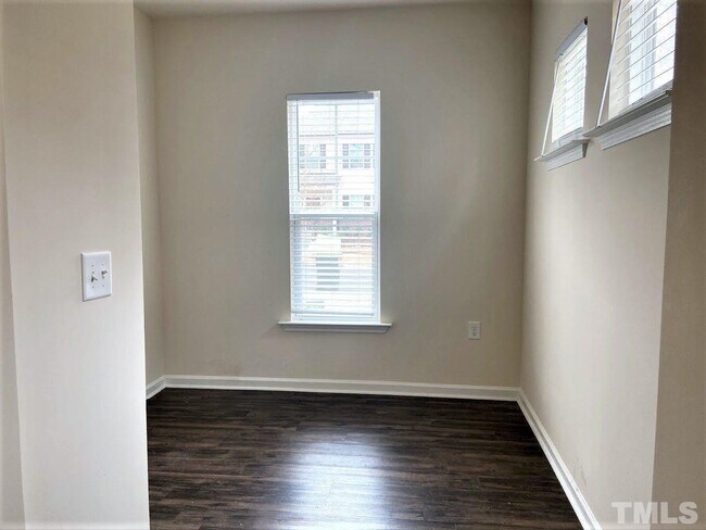 Building Photo - 3 Bedroom 2 Garage & Sunroom End Unit