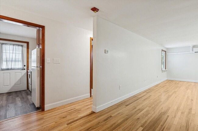 Building Photo - Available Immediately – 1B/1B Recently Renovated Unit