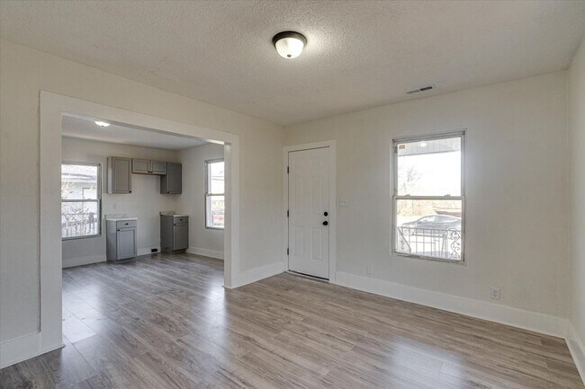 Building Photo - 2210 Milne St