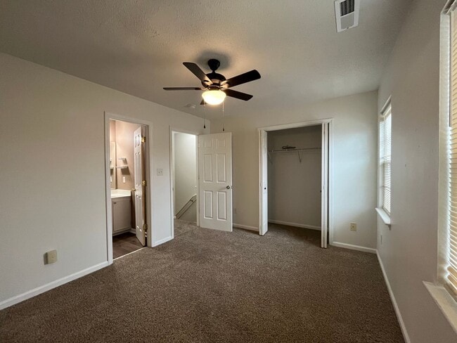 Building Photo - Adorable!