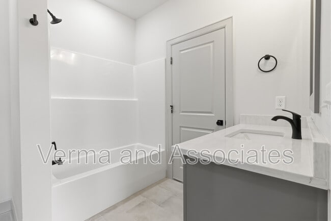 Building Photo - 970 Trestle Ln