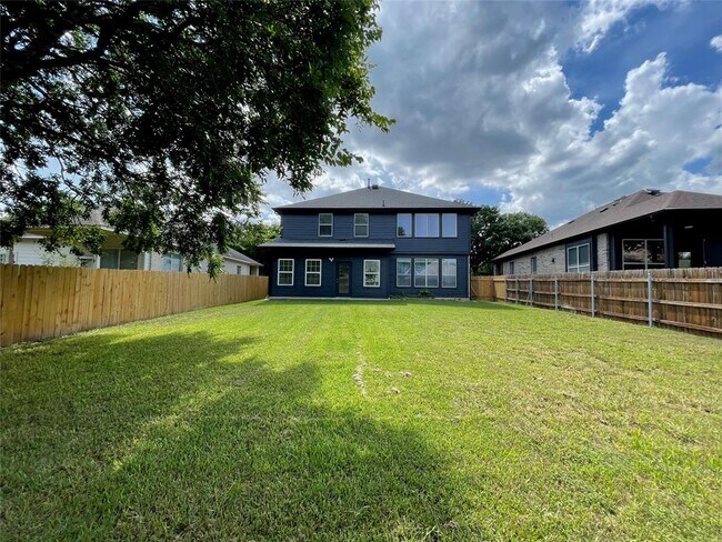 Building Photo - 10401 Yellowstone Dr