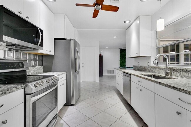 Building Photo - 8644 Sandberry Blvd