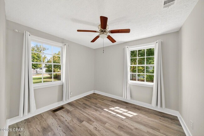 Building Photo - 1114 McKenzie Ave