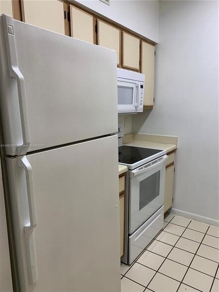 Building Photo - 2811 N Oakland Forest Dr