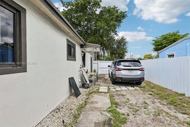 Building Photo - 1421 N 68th Terrace
