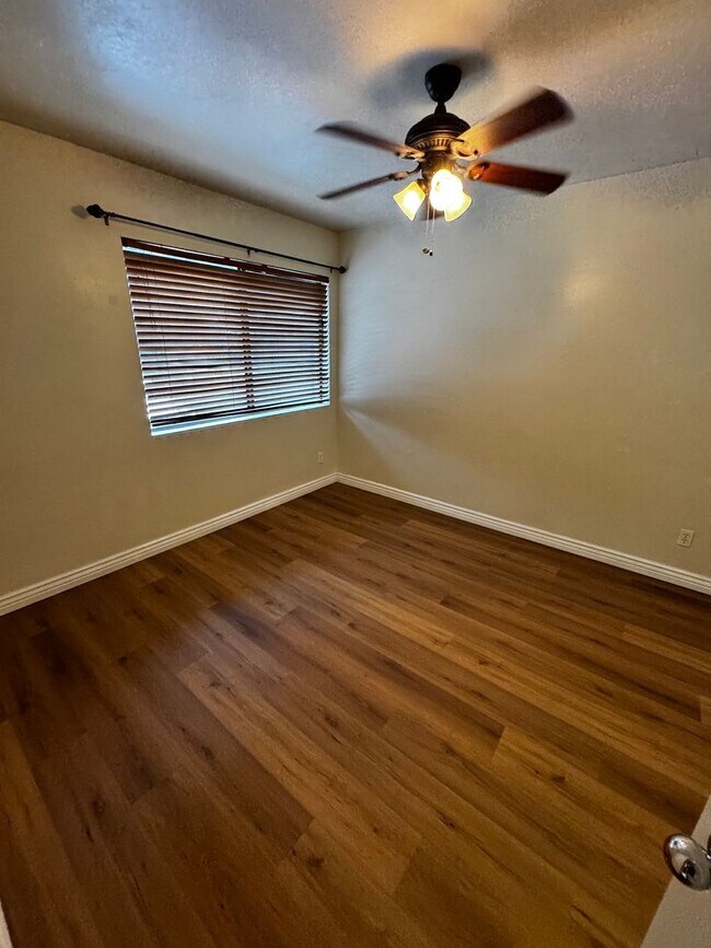 Building Photo - 2 bed 2 bath condo